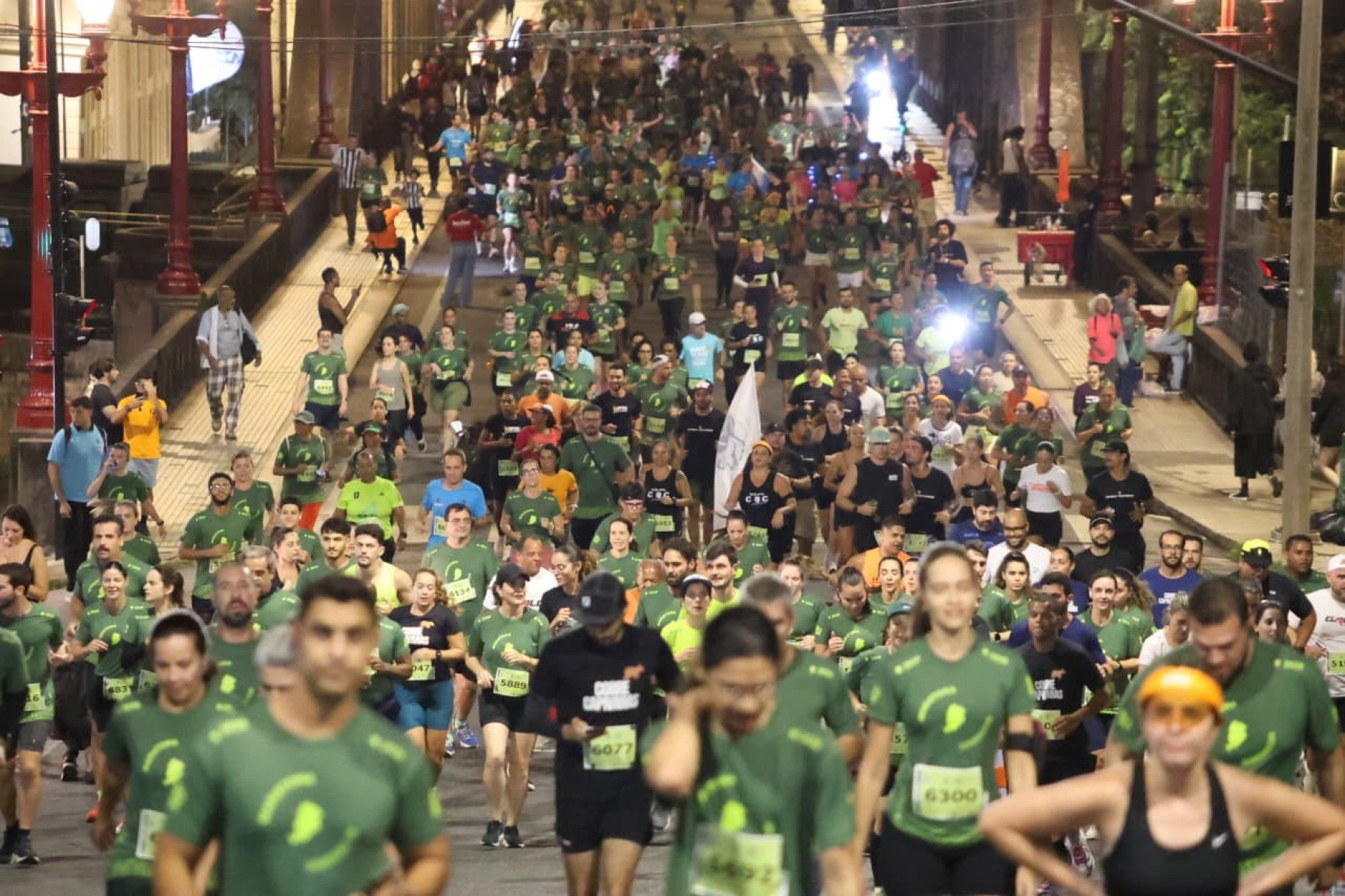  Na noite desta sexta-feira (15/5), cerca de 4.000 atletas, profissionais e amadores, participaram da Corrida Central Night Run.