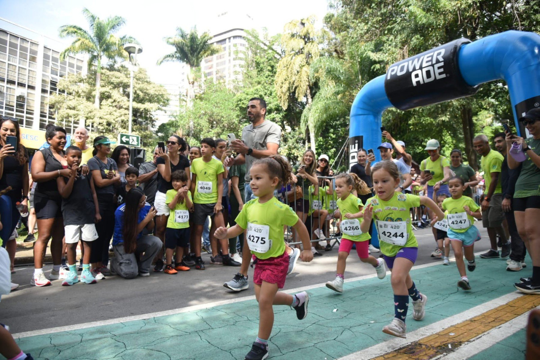 Corrida Kids da Maratona de BH reuniu crian&ccedil;as de 4 a 13 anos em percursos de at&eacute; 420 metros no Parque Municipal