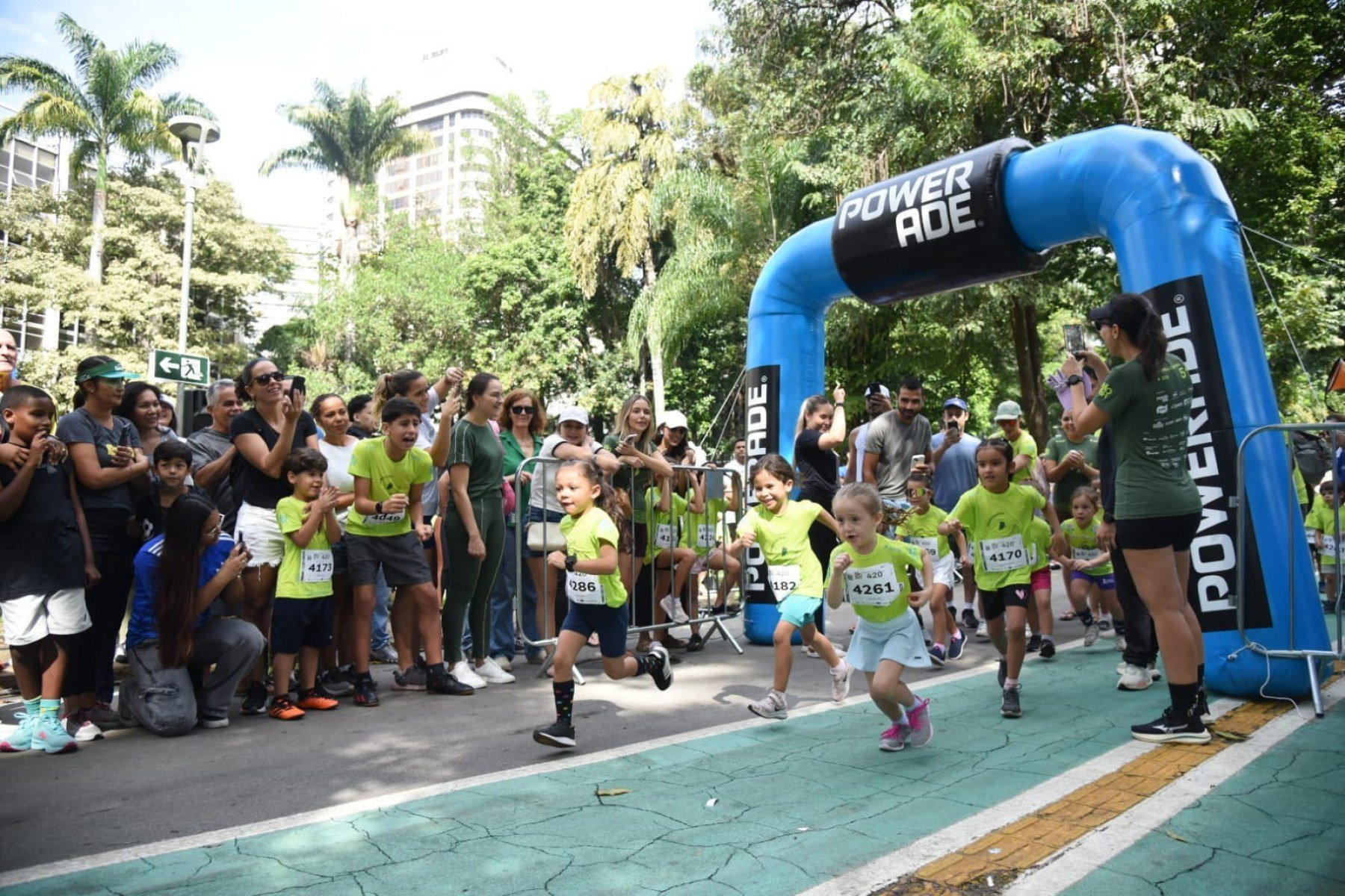 Os pequenos participaram de percursos de até 420 metros, em uma programação voltada para aproximar famílias, atletas e novas gerações do universo da corrida