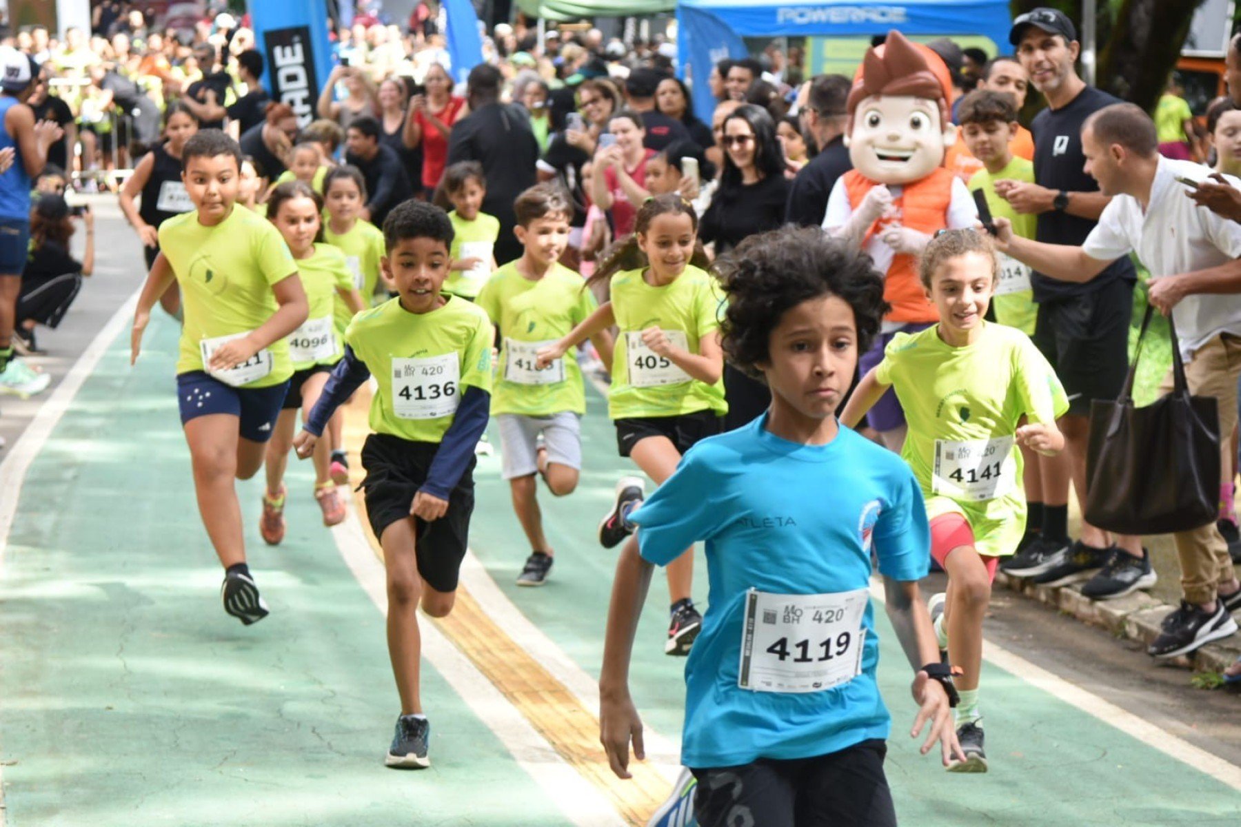 Corrida Kids da Maratona de BH reuniu crian&ccedil;as de 4 a 13 anos em percursos de at&eacute; 420 metros no Parque Municipal
