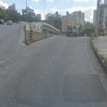 Mulher morta na rua em BH: homem teria recarregado arma para atirar mais - Google Street View / Reprodução