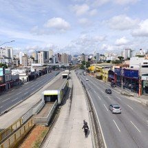 Comitiva a cavalo atrai a curiosidade em meio ao trânsito em BH - Alexandre Guzanshe/EM/D.A.Press