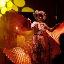 Mãeana faz brincadeira marota com Chico Buarque em BH - Florence Zyad/Divulgação