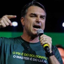 Flávio Bolsonaro se compara a personagem bíblico e fala em perseguição - V&Iacute;TOR SOUZA/AFP