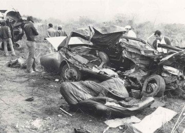 O Opala em que viajavam JK e o motorista e amigo, Geraldo Ribeiro, destruído após colisões -  (crédito: ARQUIVO AE – Agosto de 1976)
