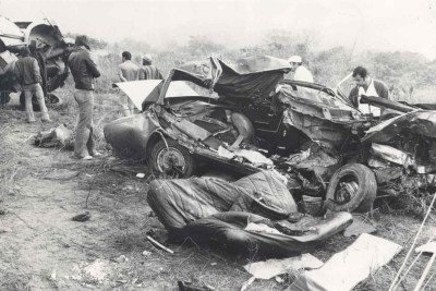 O Opala em que viajavam JK e o motorista e amigo, Geraldo Ribeiro, destruído após colisões -  (crédito: ARQUIVO AE – Agosto de 1976)