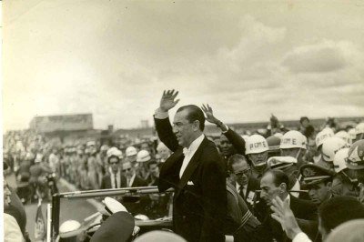 Então presidente, JK acena para multidão durante a inauguração de Brasília, em 1960. Anos depois, seria cassado e perseguido pela ditadura e integraria frente pela redemocratização -  (crédito: Rubens Américo/O Cruzeiro/Arquivo EM – 21/4/1960)