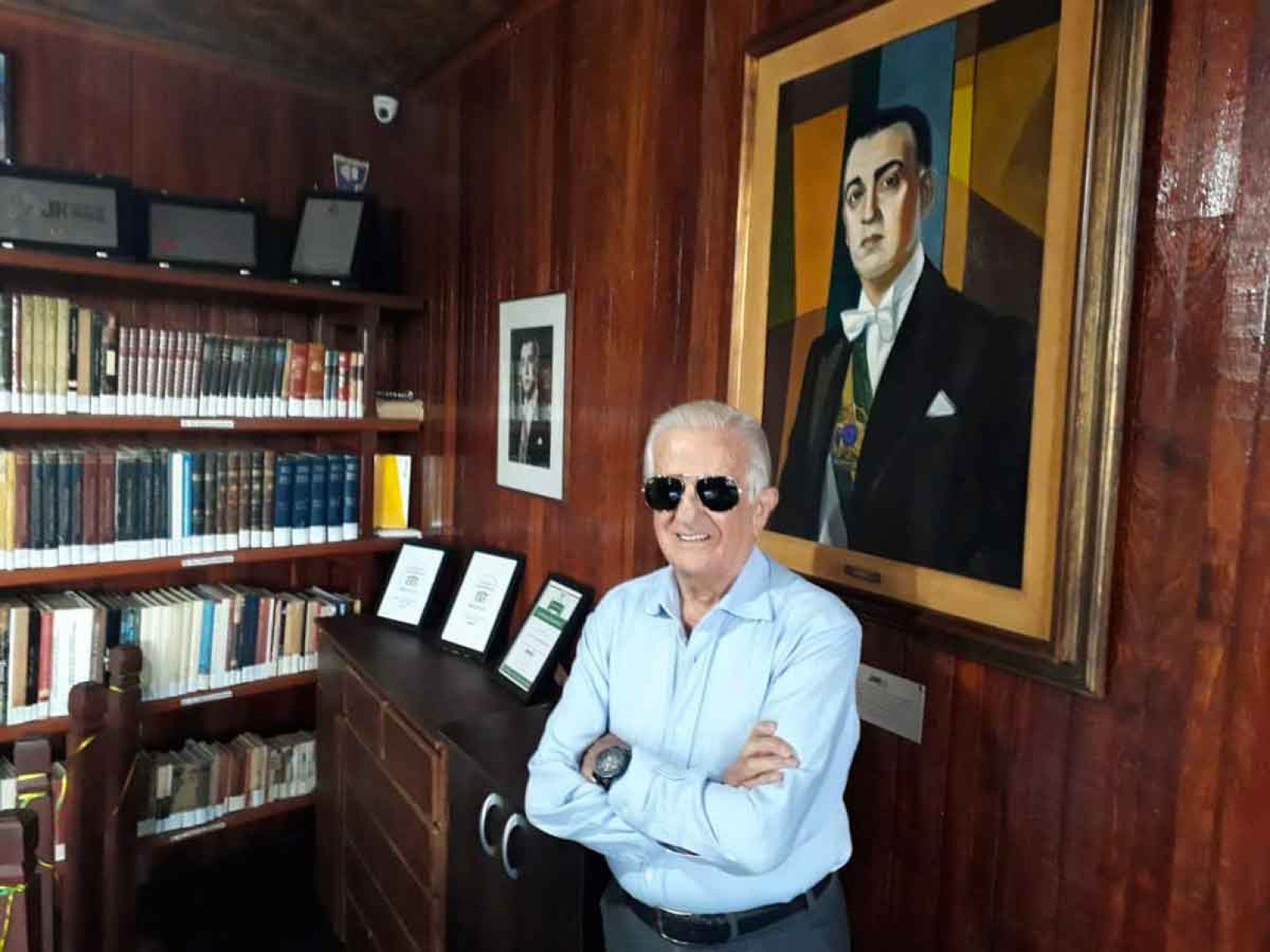 "O presidente (JK) e (o motorista) Geraldo pararam durante 40 minutos num restaurante na rodovia. Tudo indica que &lsquo;mexeram&rsquo; no freio do Opala", Serafim Jardim, Presidente do museu Casa de Juscelino e amigo do ex-presidente, acima em foto de 2019, diante do quadro pintado por Di Cavalcanti