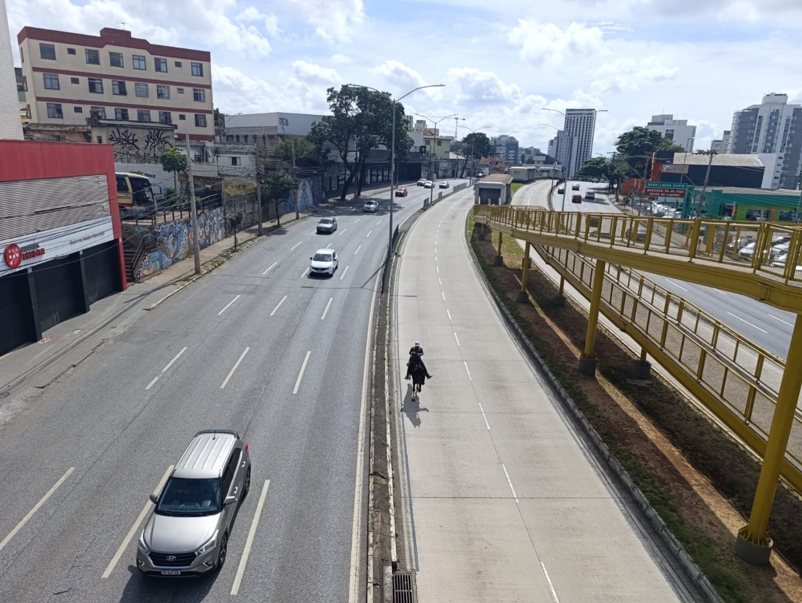 A comitiva cruzou a pista e lembrou a quem passava que, por mais metrópole que Belo Horizonte seja, as raízes mineiras guardam um jeito muito próprio de ser-Alexandre Guzanshe/EM/D.A.Press
