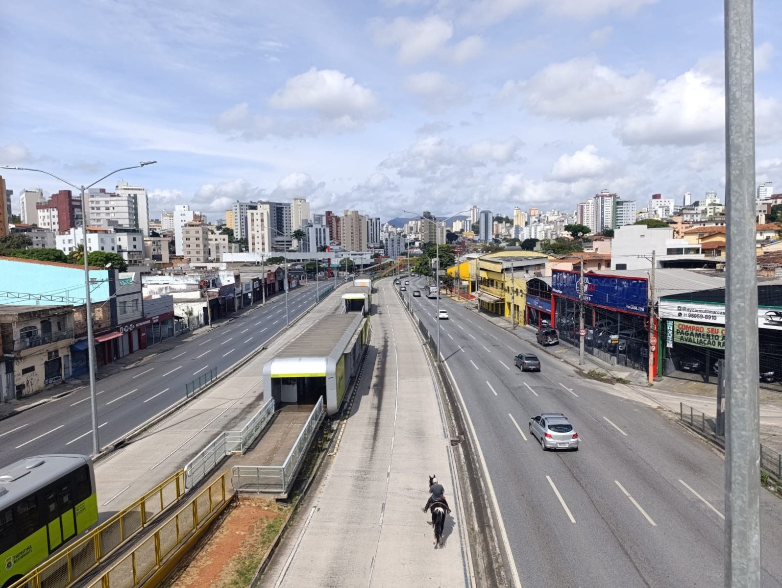A comitiva cruzou a pista e lembrou a quem passava que, por mais metrópole que Belo Horizonte seja, as raízes mineiras guardam um jeito muito próprio de ser-Alexandre Guzanshe/EM/D.A.Press