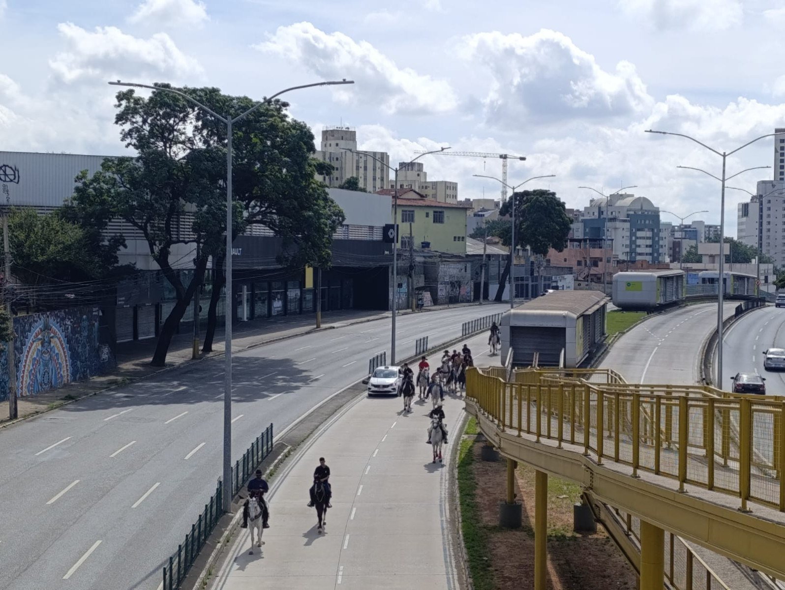A comitiva cruzou a pista e lembrou a quem passava que, por mais metrópole que Belo Horizonte seja, as raízes mineiras guardam um jeito muito próprio de ser-Alexandre Guzanshe/EM/D.A.Press