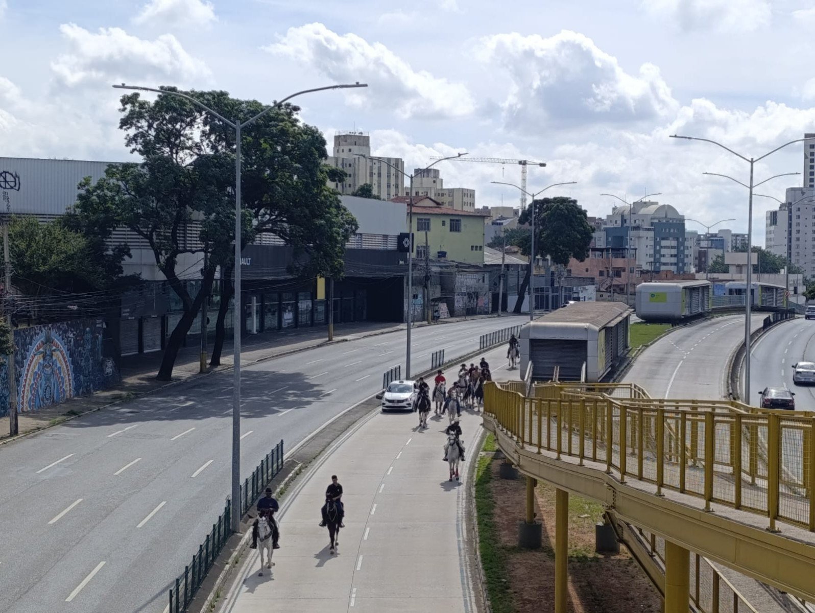 A comitiva cruzou a pista e lembrou a quem passava que, por mais metrópole que Belo Horizonte seja, as raízes mineiras guardam um jeito muito próprio de ser-Alexandre Guzanshe/EM/D.A.Press