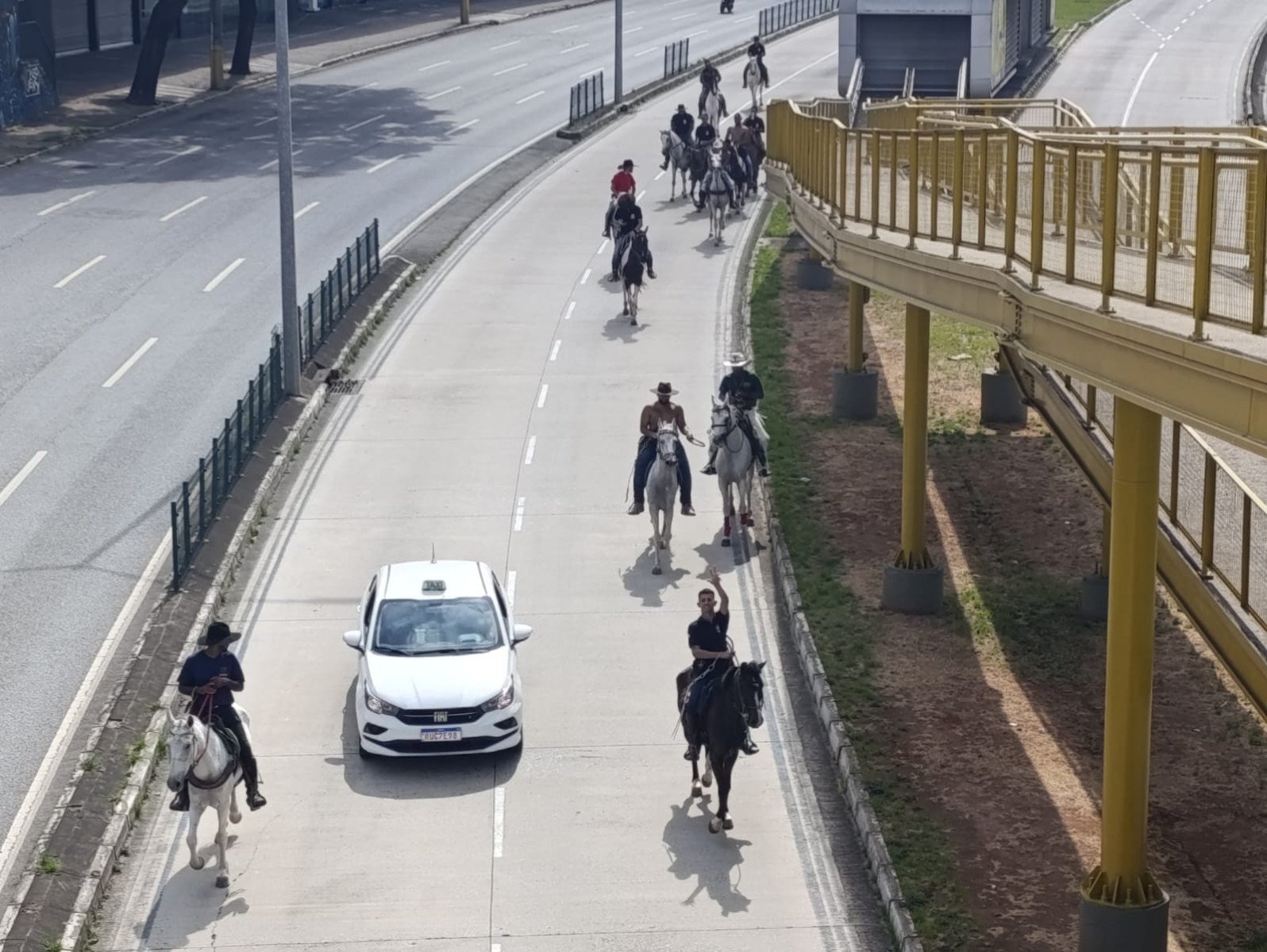 A comitiva cruzou a pista e lembrou a quem passava que, por mais metrópole que Belo Horizonte seja, as raízes mineiras guardam um jeito muito próprio de ser-Alexandre Guzanshe/EM/D.A.Press