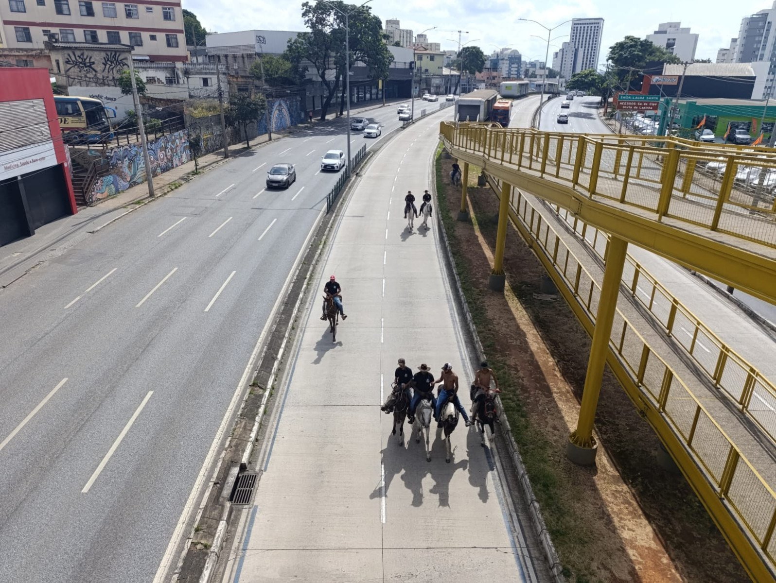A comitiva cruzou a pista e lembrou a quem passava que, por mais metrópole que Belo Horizonte seja, as raízes mineiras guardam um jeito muito próprio de ser-Alexandre Guzanshe/EM/D.A.Press