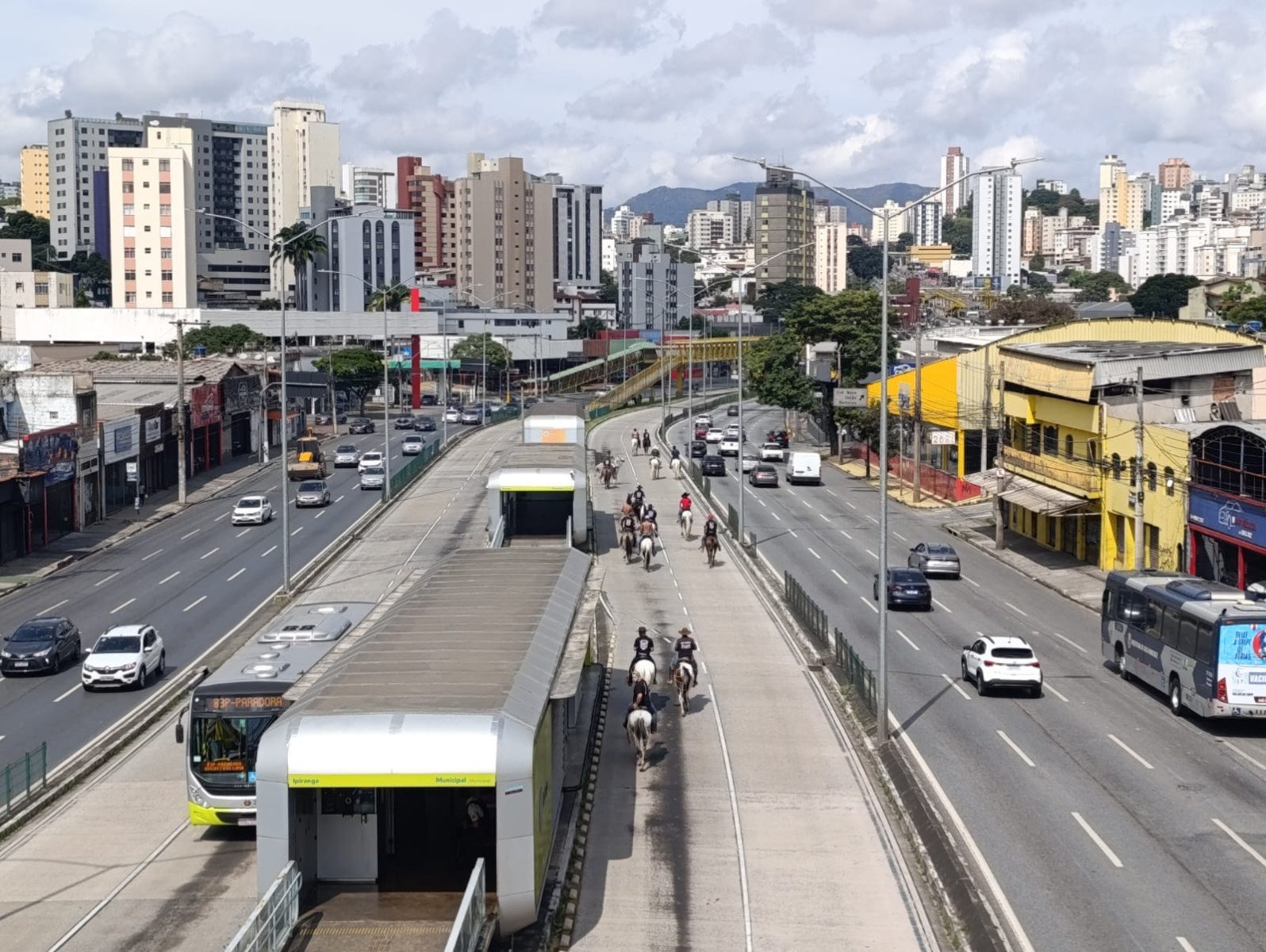 A comitiva cruzou a pista e lembrou a quem passava que, por mais metrópole que Belo Horizonte seja, as raízes mineiras guardam um jeito muito próprio de ser-Alexandre Guzanshe/EM/D.A.Press