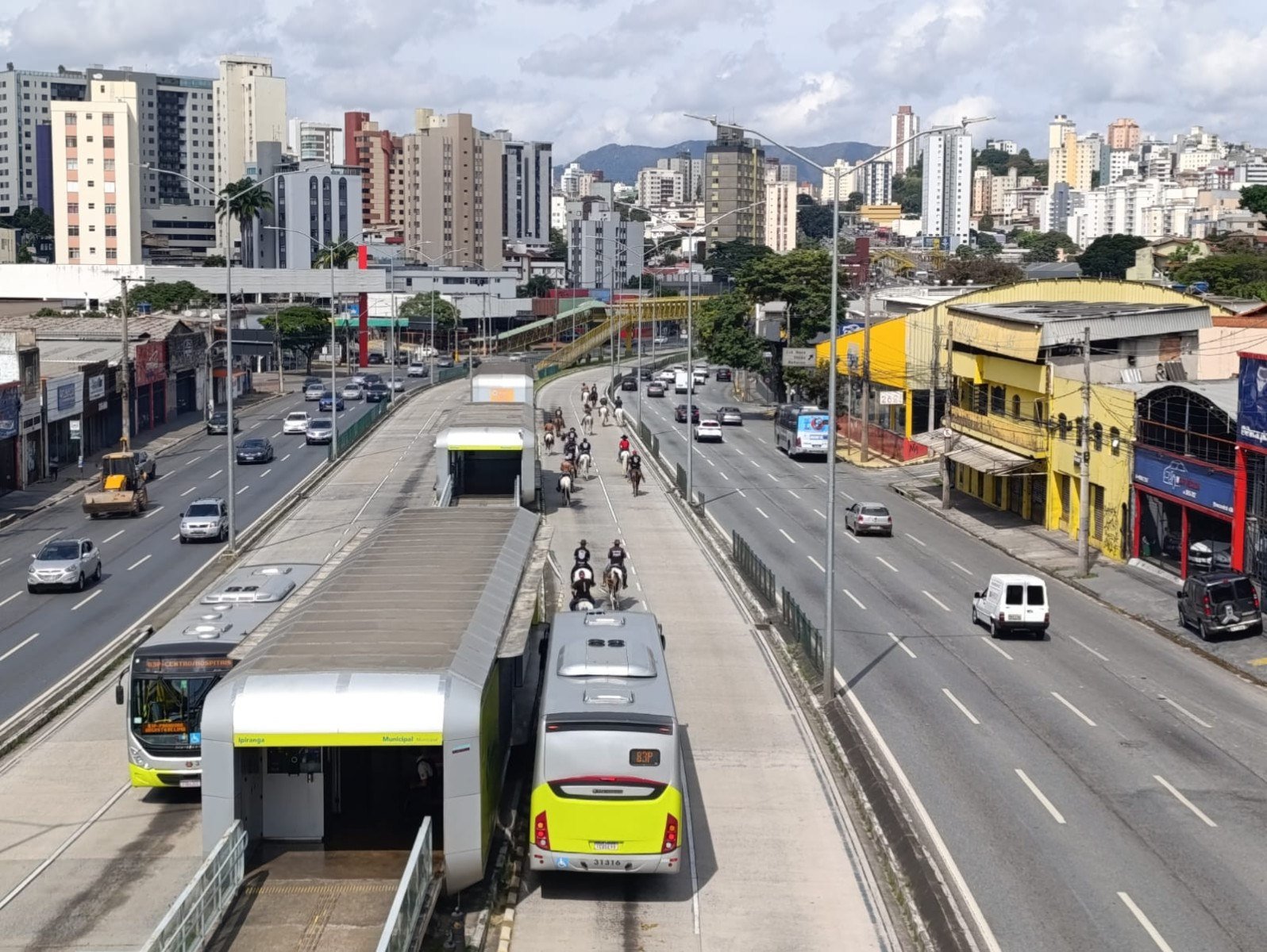 A comitiva cruzou a pista e lembrou a quem passava que, por mais metrópole que Belo Horizonte seja, as raízes mineiras guardam um jeito muito próprio de ser-Alexandre Guzanshe/EM/D.A.Press