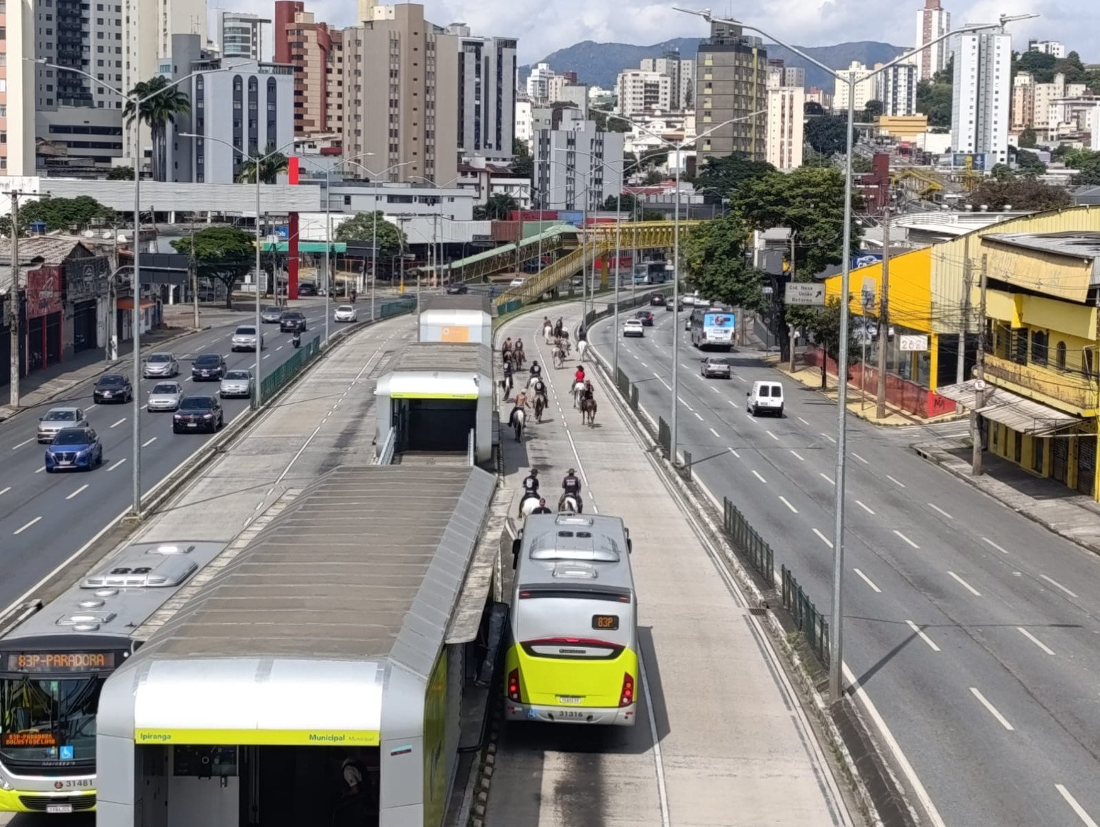 A comitiva cruzou a pista e lembrou a quem passava que, por mais metrópole que Belo Horizonte seja, as raízes mineiras guardam um jeito muito próprio de ser-Alexandre Guzanshe/EM/D.A.Press