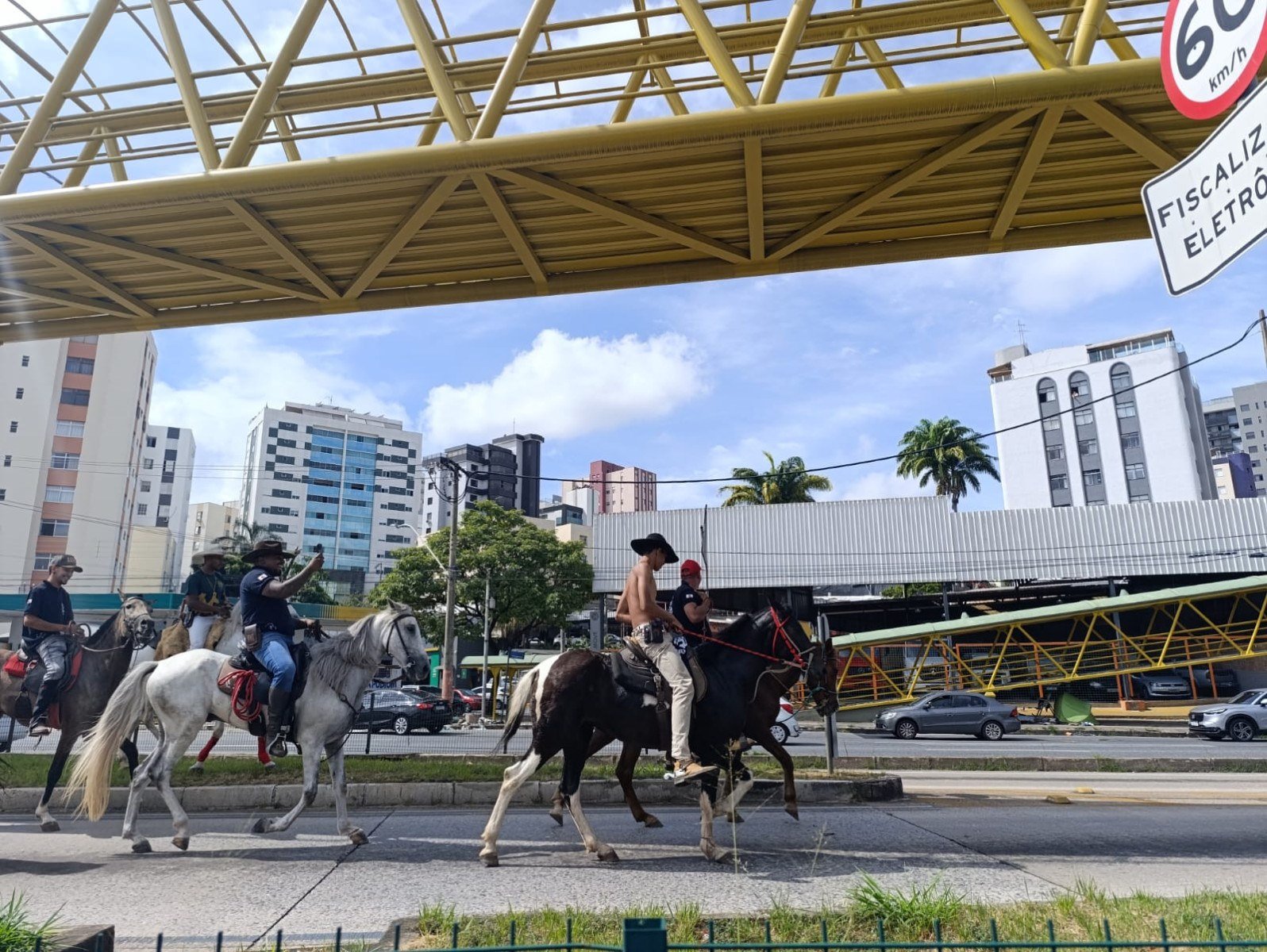 A comitiva cruzou a pista e lembrou a quem passava que, por mais metrópole que Belo Horizonte seja, as raízes mineiras guardam um jeito muito próprio de ser-Alexandre Guzanshe/EM/D.A.Press