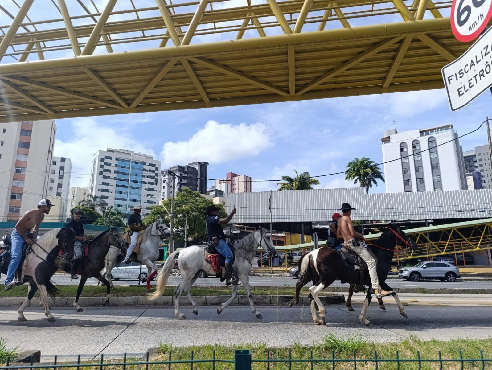 A comitiva cruzou a pista e lembrou a quem passava que, por mais metrópole que Belo Horizonte seja, as raízes mineiras guardam um jeito muito próprio de ser-Alexandre Guzanshe/EM/D.A.Press