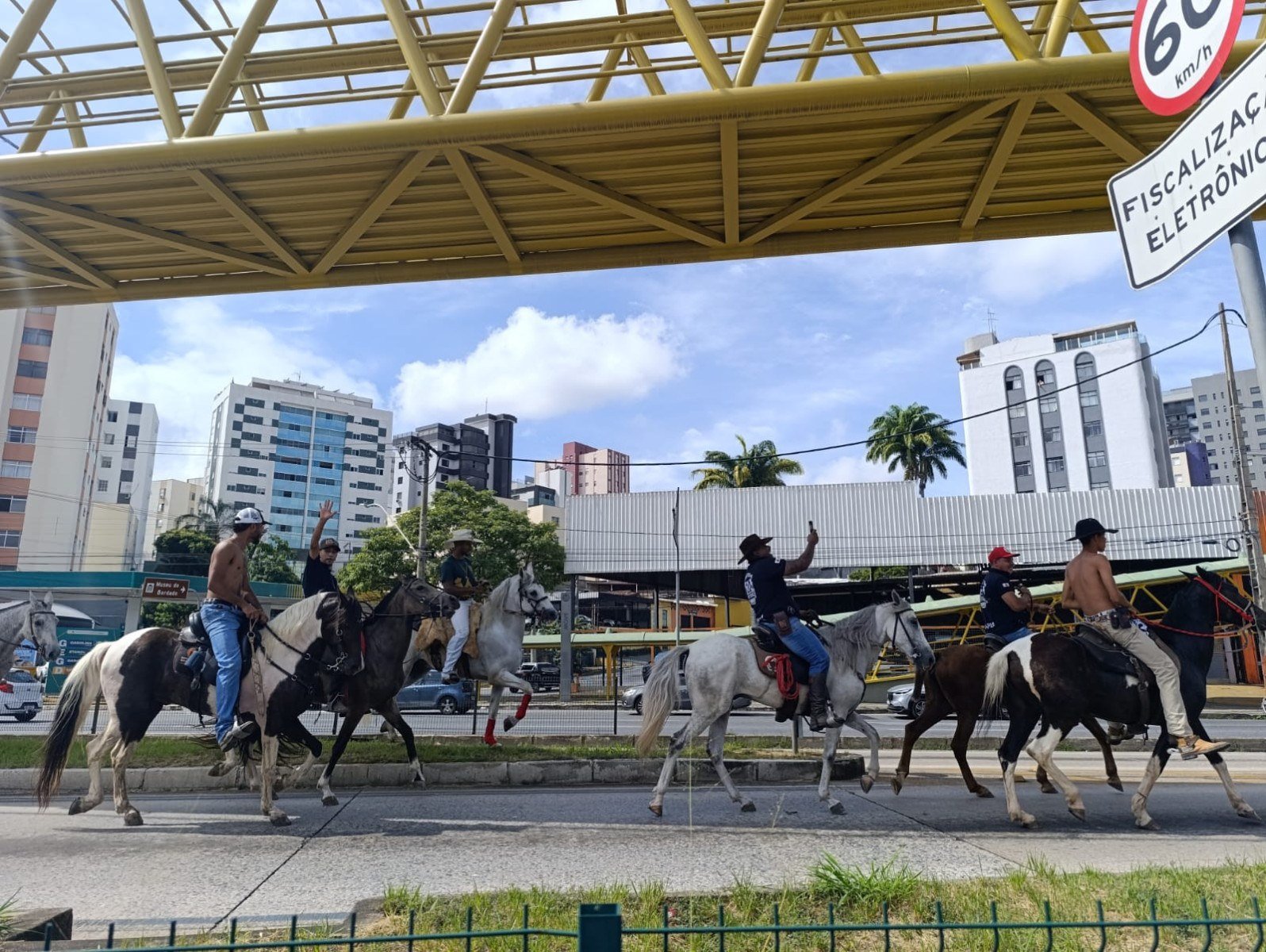 A comitiva cruzou a pista e lembrou a quem passava que, por mais metrópole que Belo Horizonte seja, as raízes mineiras guardam um jeito muito próprio de ser-Alexandre Guzanshe/EM/D.A.Press