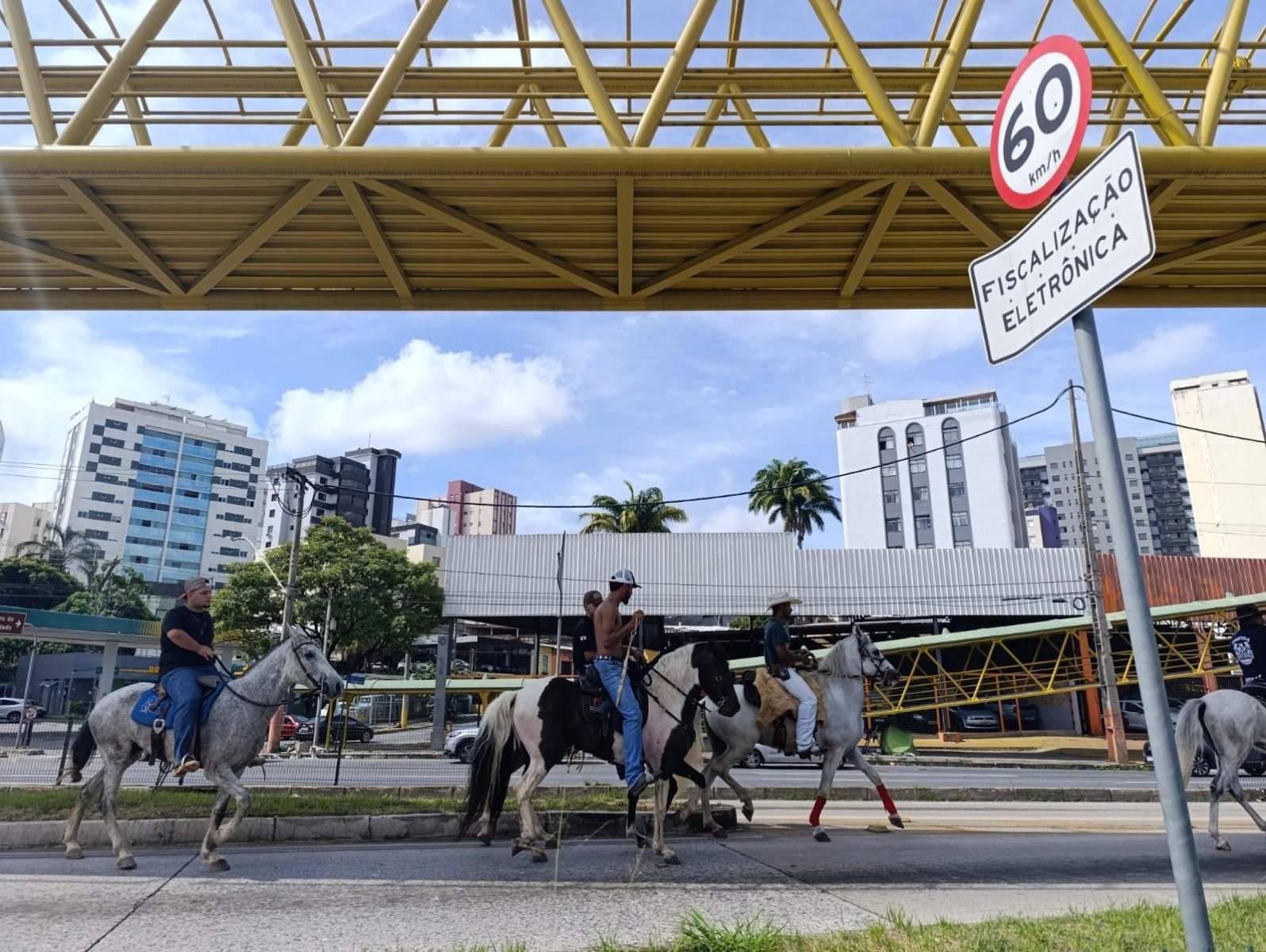 A comitiva cruzou a pista e lembrou a quem passava que, por mais metrópole que Belo Horizonte seja, as raízes mineiras guardam um jeito muito próprio de ser-Alexandre Guzanshe/EM/D.A.Press