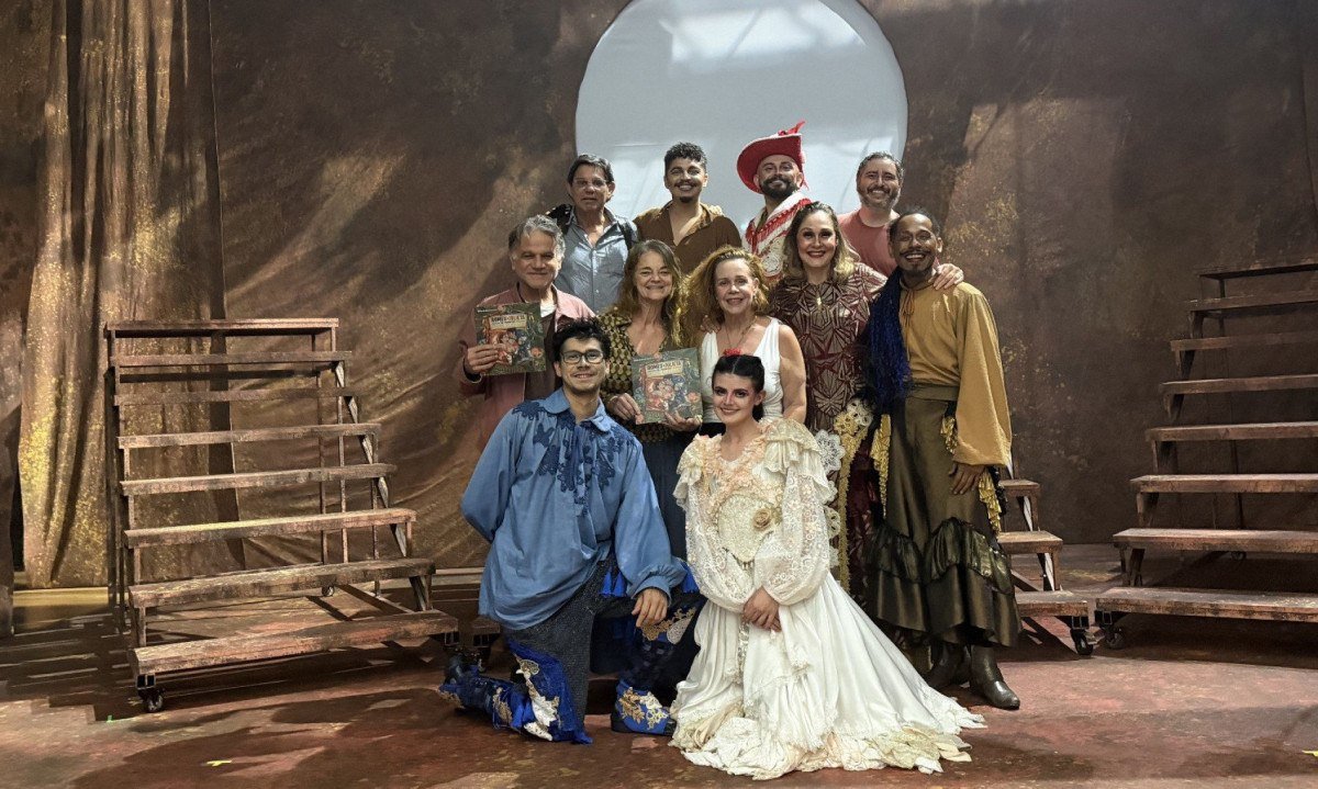 Atores mineiros Chico Pel&uacute;cio, In&ecirc;s Peixoto e Eduardo Moreira, do Grupo Galp&atilde;o, com o elenco da Buia Teatro Company, posam para foto no CCBB-BH