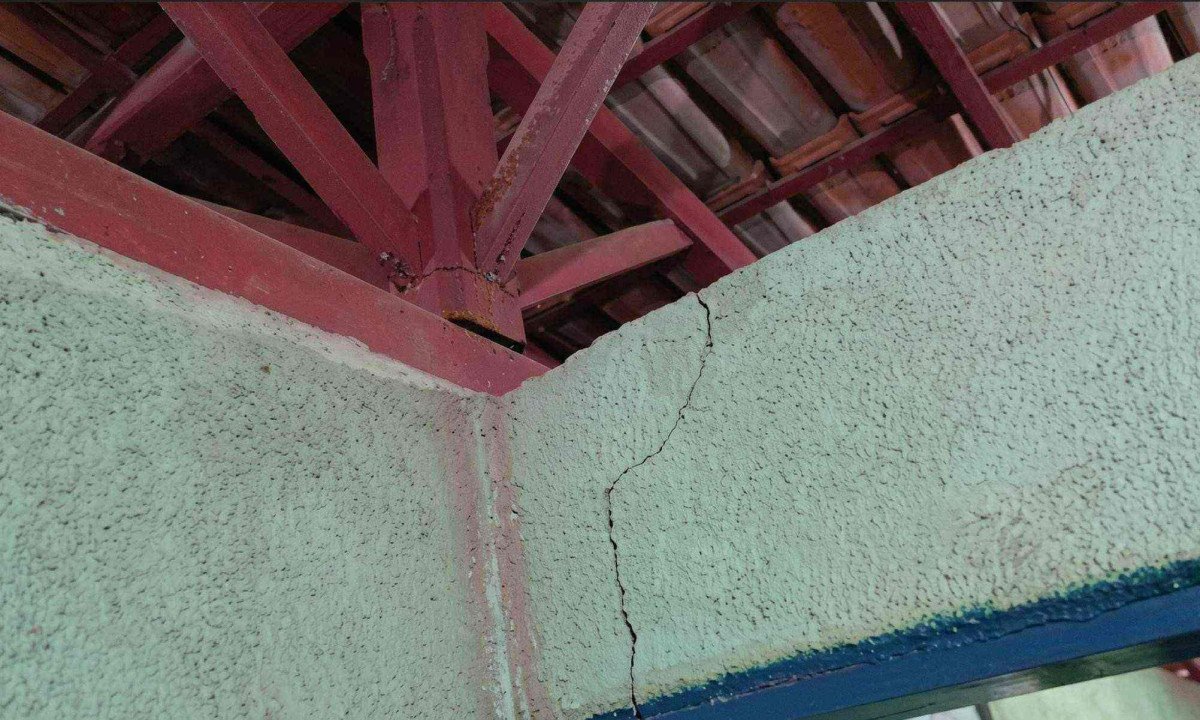 Rachaduras em casa de comunidade que denuncia abalos por explos&otilde;es e tr&aacute;fego pesado na minera&ccedil;&atilde;o de l&iacute;tio