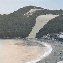 Sigla de facção criminosa é escrita na areia do Morro do Careca, cartão-postal de Natal - Reprodução/Live Cam Natal no youtube