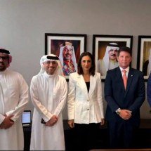 Eduardo Bolsonaro volta ao Bahrein em meio à crise da candidatura do irmão