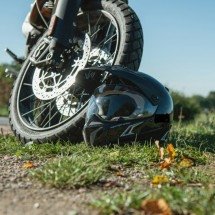 Queda de moto: o dano no quadril pode ser pior do que você imagina - FreePik/Magnific
