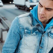 O que significa andar olhando para baixo? Psicologia explica possíveis sinais por trás do hábito - Portal Giro 10
