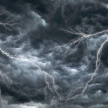 Tempestades e eletrônicos: o que desconectar para evitar danos por surtos elétricos - Portal Giro 10