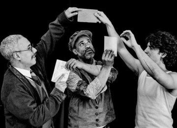 Rodrigo Mercadante, F&aacute;bio Neppo e Caio Horowicz interpretam M&aacute;rio de Andrade, o Carteiro e Fernando Sabino na pe&ccedil;a 'Cartas a um jovem escritor' -  (crédito: Divulga&ccedil;&atilde;o)