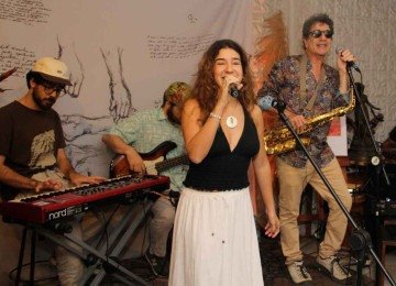 O tecladista Fred Israel, a cantora Cathy e o guitarrista Leo se apresentam com o pai, O saxofonista George Israel, na Casa Palma -  (crédito: L&iacute;dia Sucasas/Divulga&ccedil;&atilde;o)