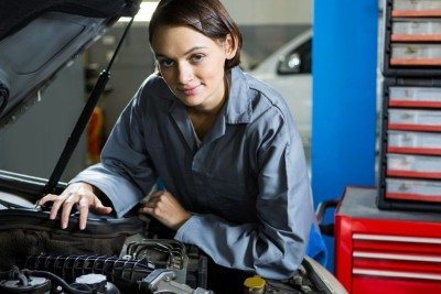 Aprender mec&acirc;nica b&aacute;sica empodera mulheres a cuidar de seus pr&oacute;prios ve&iacute;culos, como mostra esta imagem de uma oficina. -  (crédito: FreePik)