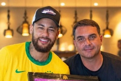 Neymar e Flávio Bolsonaro em registro de 2021 -  (crédito: Reprodução/X)
