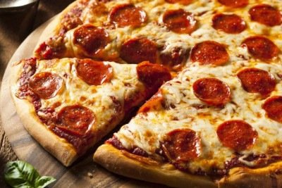De garfo e faca na mão: por que o Brasil reinventou a etiqueta da pizza e criou um jeito próprio de saborear esse clássico italiano -  (crédito: Portal Giro 10)