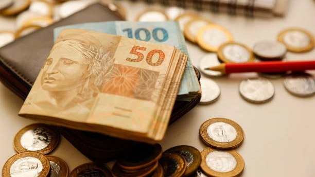 Atualmente, o abono salarial &eacute; destinado exclusivamente a trabalhadores do setor privado e servidores p&uacute;blicos com carteira assinada -  (crédito: iStock 
)