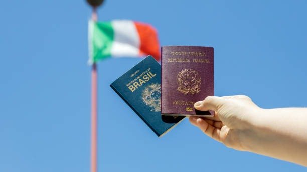 A busca pela cidadania italiana por descendentes brasileiros passa por novas regras e desafios com passaportes em m&atilde;os. -  (crédito: iStock)
