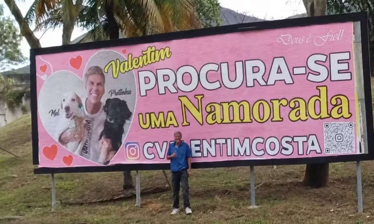 Nos outdoors, Carlos aparecia ao lado das cachorras para chamar aten&ccedil;&atilde;o de poss&iacute;veis pretendentes