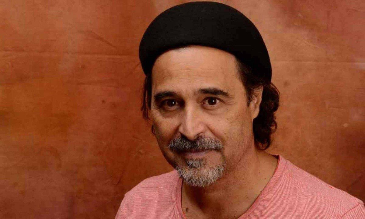 Escritor Jos&eacute; Eduardo Agualusa usa boina preta e olha para a c&acirc;mera 
