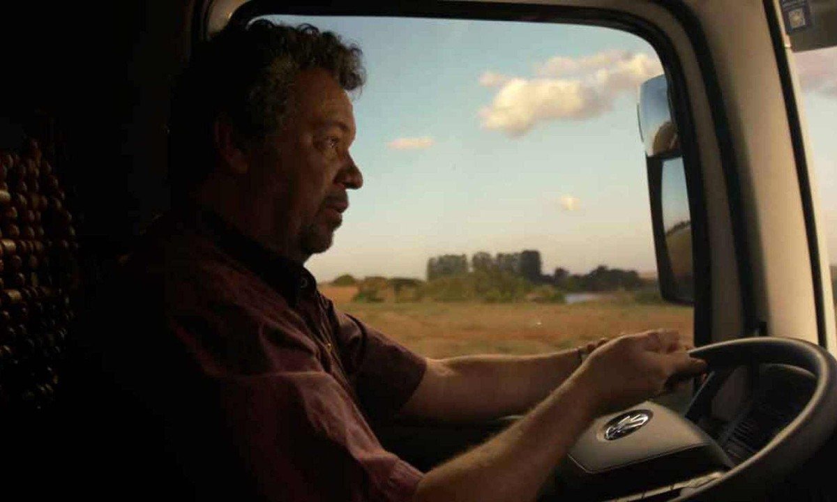 Ator M&aacute;rcio Vito est&aacute; de lado e dirige caminh&atilde;o em cena do filme Eu n&atilde;o te ou&ccedil;o 