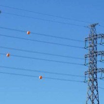 Você já viu bolas laranja penduradas em fios de energia? Entenda para que elas realmente servem - Portal Giro 10