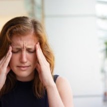 Três é demais: médicos alertam para dor de cabeça recorrente - katemangostar/Magnific