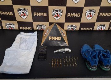 O homem e o material apreendido foram encaminhados à delegacia da Polícia Civil -  (crédito: Reprodução/PMMG)