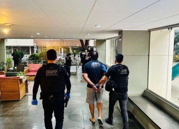 Suspeito, de 45 anos, &eacute; preso no apartamento de ex-namorada que foi assassinada -  (crédito: PCMG/Divulga&ccedil;&atilde;o)