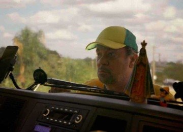 Márcio Vito interpreta bolsonarista que tentou, sem sucesso, impedir caminhão de circular durante bloqueio da BR-232, em 2022 -  (crédito: Amaia Filmes/distribuição)