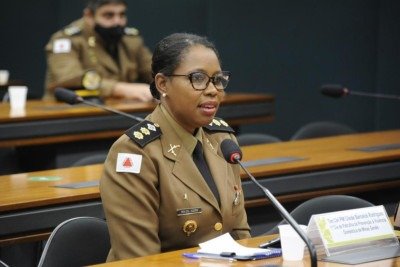 Bacharel em Direito, a coronel Cleide construiu a carreira na PM mineira com atuação em áreas operacionais, administrativas e estratégicas -  (crédito: Reprodução/Câmara dos Deputados)
