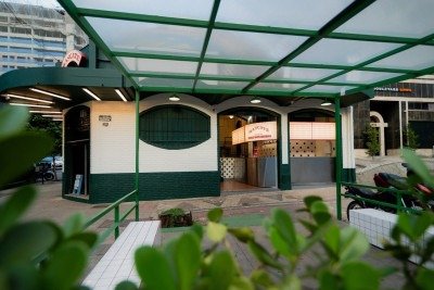 Loja da Savassi foi reinaugurada na última semana com espaço para mesas e cadeiras  -  (crédito: Dynelle/Divulgação )