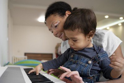 A repetição de palavras, da melodia, o ritmo, as rimas e a estrutura das canções ajudam a criança a reconhecer sons, ampliar repertório e entrar em contato com novas palavras -  (crédito: Margarita Gangalo/Freepik/Divulgação)